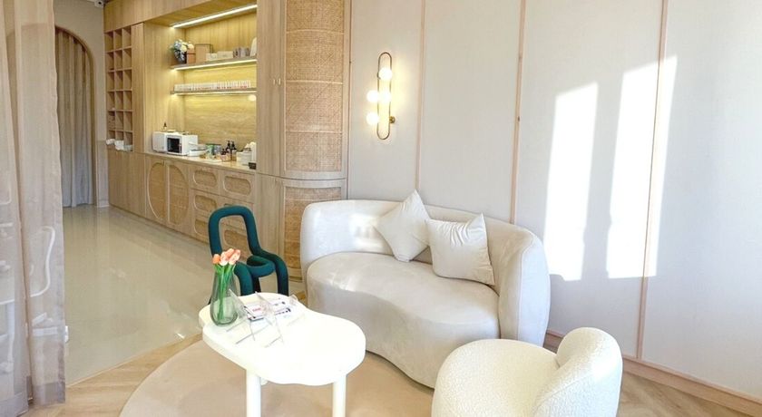 Hoof Hoof nail salon and spa  2