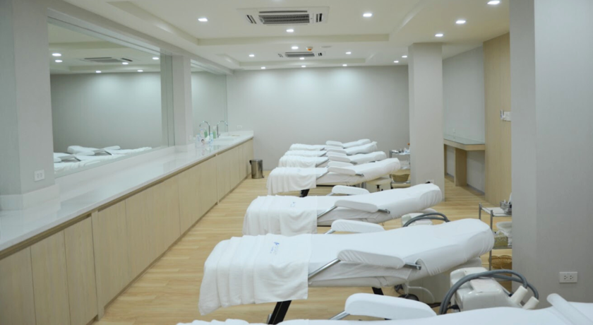 Rajdhevee Clinic (Pinklao Branch)  6