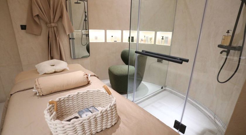 Aloha Studio Nails & Spa (SuKhumvit 77) (Original Korea Head Spa)  10