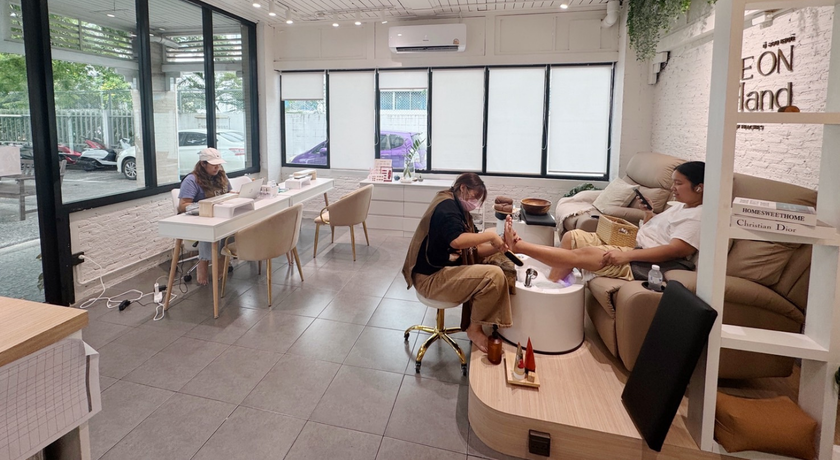 Be On Hand Nail Spa & Lashes  2
