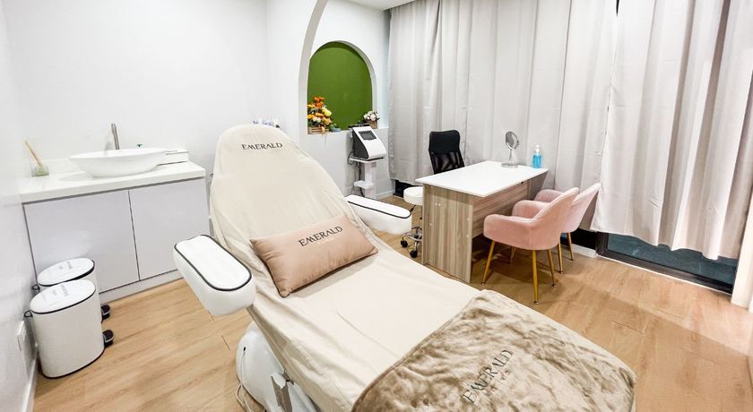 Emerald Clinic (1 Floor at THE SIXSENSE TOWER SUKHUMVIT 45) Emerald Clinic – เอเมอรัลด์คลินิก เสริมความงาม สุขุมวิท 45 2
