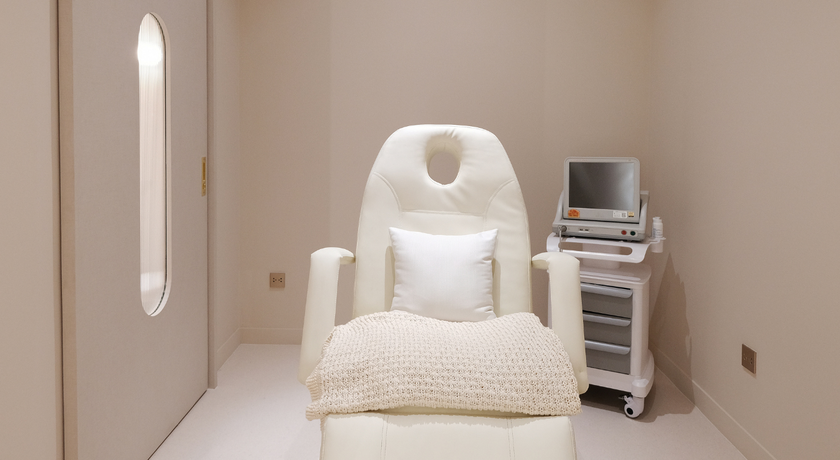 The Commons Clinic The Commons Clinic – เดอะคอมมอนส์ คลินิกผิวหนังและความงาม เดอะคริสตัล เอกมัย–รามอินทรา 7