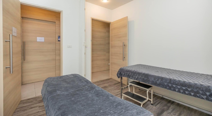 Larisa Clinic (Cosmo Muang Thong Thani Branch) ลาริสาคลินิกเวชกรรม สาขาเมืองทองธานี คอสโม บาซาร์ ชั้น 2 186_1_
