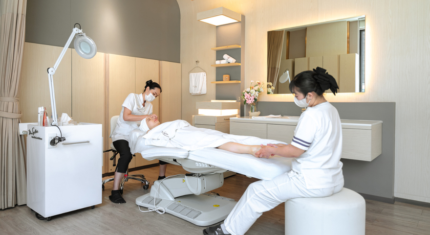 Dr. Spiller Pure Skin Care Solutions (Ginza Thonglor) Dr. Spiller Pure Skin Care Solutions (Ginza Thonglor) - ดร. สปิลเลอร์ สกินแคร์ บริการทรีทเมนต์ผิวหน้า ย่านทองหล่อ 12