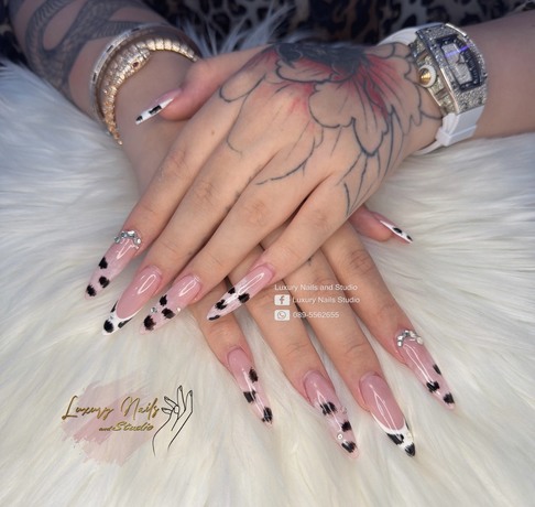 Luxury Nails and Studio  4