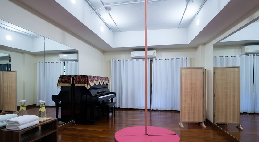 Dancing in the Moonlight Pole & Yoga Studio (Nichada Thani) Dancing in the Moonlight Pole & Yoga Studio (Nichada Thani) - แดนซิง อิน เดอะ มูนไลต์ โพล แอนด์ โยคะ สตูดิโอ นิชดาธานี 9