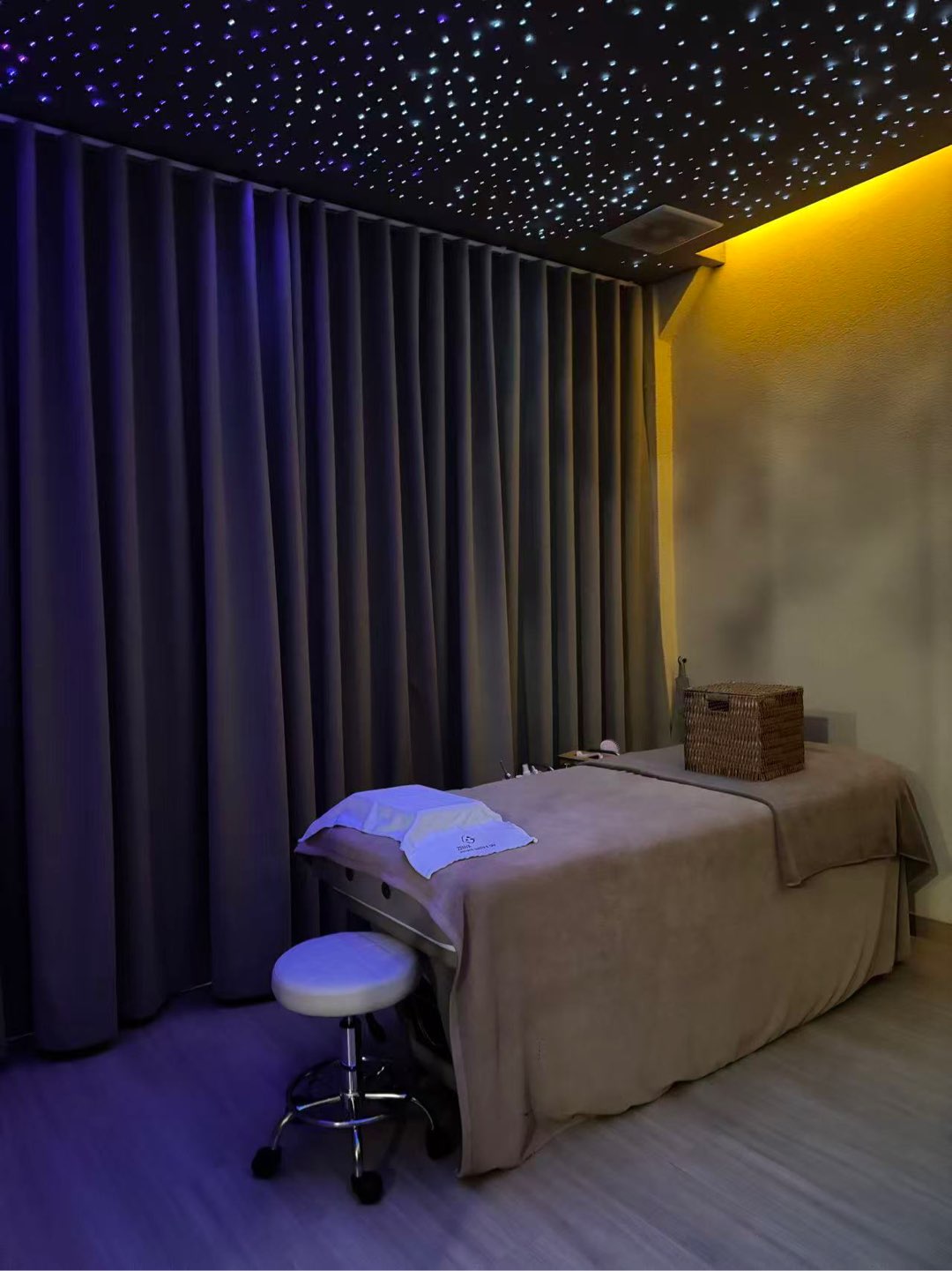 GoWabi - [Couple] Private Onsen - Bonsai Sauna Room (60 min) +  Aromatherapy Massage (60 min) At Zenva Private Onsen and Spa (Seen Space  Thonglor 13)